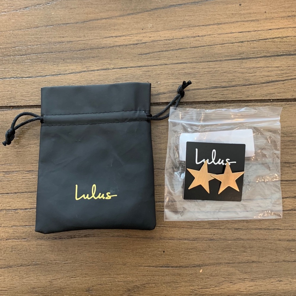 Lulu’s Gold Star Earrings - Picture 1 of 4